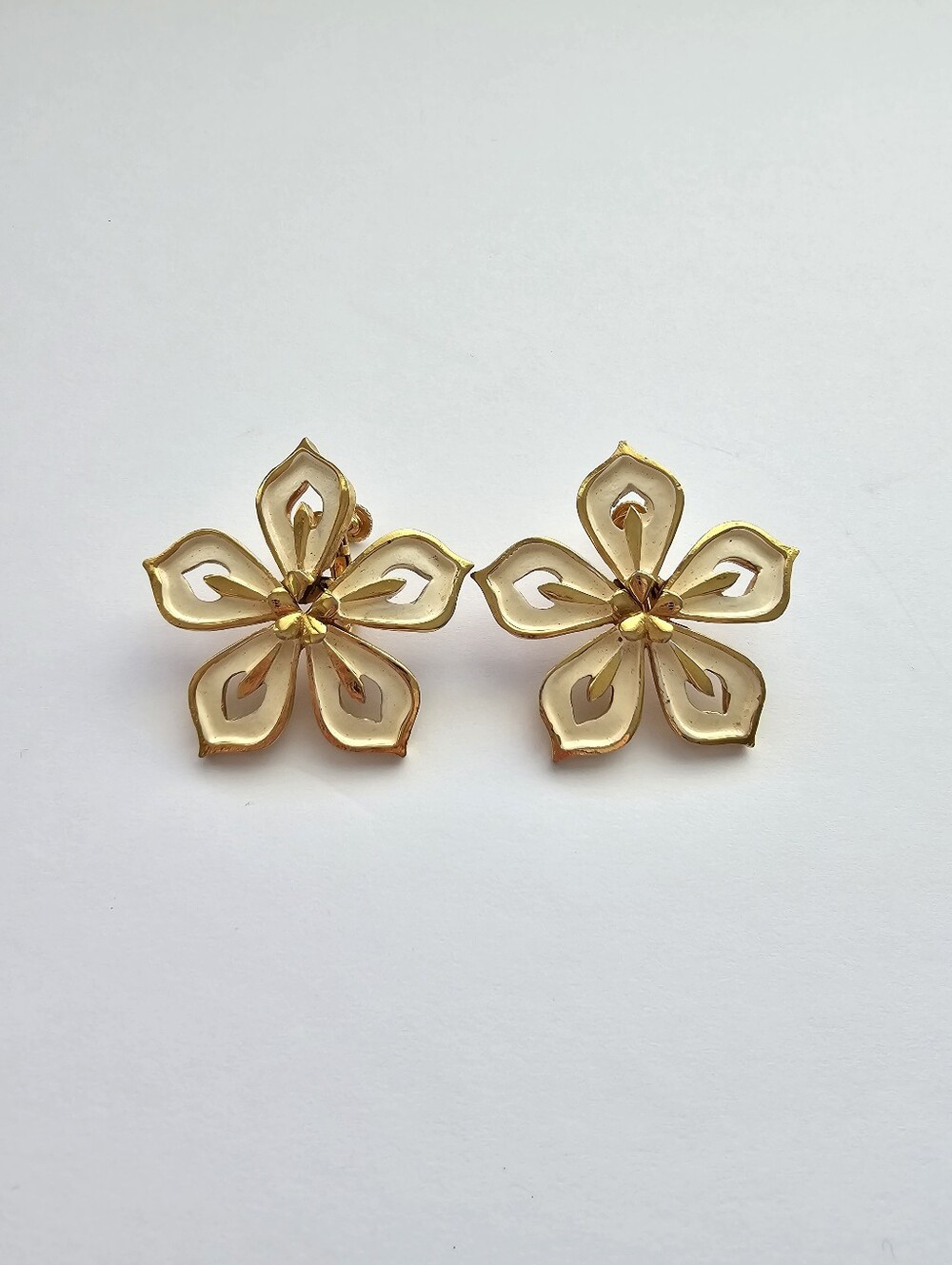 Vintage Vendome En Tremblant Flower Earrings – White Enamel & Gold Tone